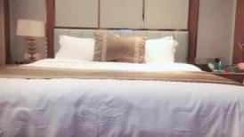 探花鑫仔星級酒店開房現場直播高價約了個苗條大長腿兼職小姐姐啪啪 胸推漫遊吹簫騎乘翹臀後入幹得直叫求饒 國語對白