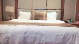探花鑫仔星級酒店開房現場直播高價約了個苗條大長腿兼職小姐姐啪啪 胸推漫遊吹簫騎乘翹臀後入幹得直叫求饒 國語對白