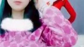 亮妹子带妈妈一起下海，自摸骚逼，观众要求看你妈逼，翘起屁股看
