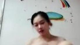 广东小工厂老板娘，私下是一个小淫妇，很嫩很风韵，自慰、脸上那个享受的表情真爽呀！