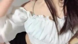 【19岁女孩】，马上要回学校了，最后一天直播，性感锁骨，肤如凝脂，粉穴肥厚阴唇，粉丝礼物不断大赚