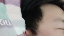 居家小夫妻，小嫂子好骚啊给在沙发上的大哥喂奶吃，来大姨妈了口交伺候大哥，好有爱深喉口交舔弄精彩不断