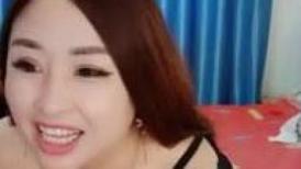 骚熟女好姐姐拉闺蜜下水直播，让小哥玩双飞，强硬扒光鸡巴塞她嘴里口