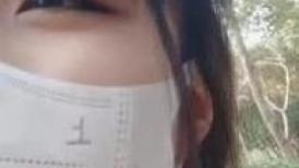 【有奶水的小少妇】，农村小媳妇，留守在家寂寞了，跑到小树林里，挤奶水，抠骚逼，紧张刺激