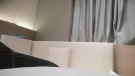 牛仔小短裤，抓着奶子吸吮，骑脸舔逼爽翻天，灵活小腰骑乘自己动，扛起腿猛怼