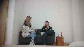 170CM大长腿牛仔裤美妞，有点骚坐在身上扭动屁股，脱下裤子让美女舔屌，转战穿上操骚逼，上位骑乘扶着屁股后入爆操