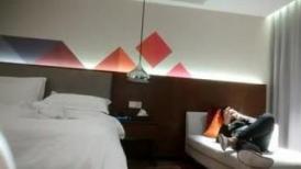 【小智寻花】，2000网约兼职小白领，清秀苗条略微害羞，换上黑丝抠弄鲍鱼，激情啪啪不射一直口交不停