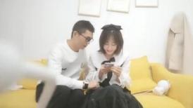 非常甜美的校园小仙女，短发 绑个蝴蝶结太美了 仙气十足，高画质偷拍到各种姿势暴力干，干完一波 再来一个小哥哥 妹子发愁了