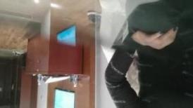 【换妻探花】双男约操短发骚女3P，一个舔逼一个吸奶，双管齐下很淫乱，骑乘爆插大屁股，老哥还在旁边拍视频