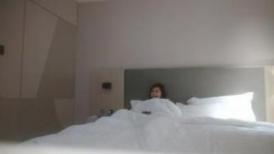 兄弟连探花约了个颜值不错的外围女，旗袍装给大哥口交大鸡巴，主动上位抽插叫的好骚，让小哥压在身下蹂躏