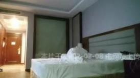 【换妻探花】双男约操短发骚女，被窝里拉出来再来一发，骑乘抽插骚女一顿亲，老哥继续旁边拍视频