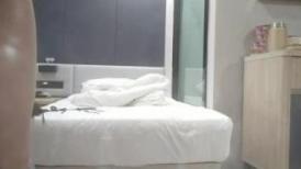 【柒探长】约操良家极品美少女，性感短裙手拿小鞭子，肉感身材蹲地深喉，灰丝高跟鞋，后入爆操搞爽了