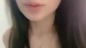 【近日刚播颜值女神】性感又很骚，蓝色道具假屌美臀骑坐，超近视角从下往上插，揉搓美乳到卫生间自慰，娇喘呻吟非常好听