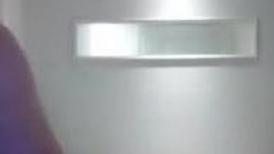 年轻小伙跟她的风骚女友镜头前啪啪直播给狼友看，清纯颜值带个眼镜让