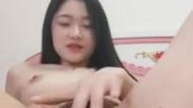 长发散发着青春气息的气质高颜值大眼妹子，身材火辣，屁股很翘，第一视角