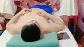 两个骚技师勾搭客户激情啪啪，丝袜情趣诱惑全程露脸撩骚大哥的鸡巴，口交舔乳