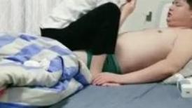 国产小骚妻吃完小黄瓜给小哥舔乳头，69口交大鸡巴舔逼激情啪啪，让小哥无套爆
