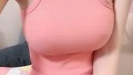 这奶子堪称完美，撩起小背心揉捏，下面塞着跳蛋，嘴里含着假屌，骑坐抽插，搞得多毛骚逼湿哒哒