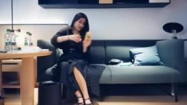 性格超好兼职美御姐，笑起来甜美，付完钱骑在身上调情，舌吻扣穴穿着衣服舔屌