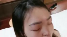 乖巧的小少妇露脸趴在小哥胯下温柔的舔弄大鸡巴，撅着屁股等草听狼友指挥