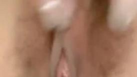 极度风骚，撩下睡衣掏出奶子，翘起屁股给你看穴，美女挺配合，双指扣穴浪叫