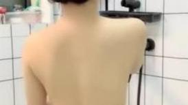 今天在浴室给大家秀，笑起来超甜，湿身诱惑极品美乳，马桶上假屌骑