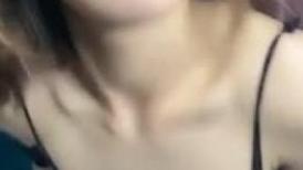 九头身顶级美腿，连体网袜表情淫荡，随着音乐自摸骚穴，跳蛋震动阴蒂爽的浪叫，塞入洞洞好湿