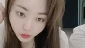 气质美少妇和老公直播，大姨妈来了只能诱惑了粉色裤头上还有经血