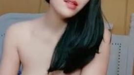 清纯系美女露脸激情3P，激情上位还要口交大鸡巴，让两个小哥夹在中间玩双插