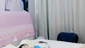 榨精小少妇全程露脸活好不粘人，给大哥深喉大鸡巴舔蛋蛋69舔逼玩弄，给大哥爆菊花，多体位蹂躏抽插真劲爆.