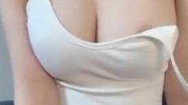 这奶子堪称完美，白色小背心，两个奶子要奔出来，撩下衣服简直极品，浴室洗澡湿身诱惑
