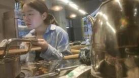 【我有一台拖拉机】网聊奔现，珠宝行业良家少妇，吃完饭再回酒店操逼，少妇有点抗拒强行扒掉，吃药加持尽情输出