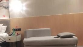 本人比照片还漂亮，娇小身材大奶兼职小妹，洗完澡要求再穿上衣服，跪地深喉口交，沙发上爆操骚逼，中场休息再来一发