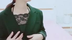 黑丝吊带极品美少妇，韵味十足剧情演绎诱惑老公的朋友，拔了裤头就口交，无套女上位骚的很，人间尤物