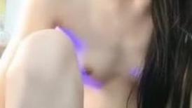 带眼镜的文静小美女直播，全程露脸逼逼干净漂亮，镜头前揉奶摸逼给狼友