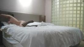 探花柒哥星級酒店開房現場直播高價約了個苗條身材氣質小姐姐啪啪 跪舔雞巴騎乘翹臀後入幹得直叫求饒 國語對白