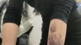 小哥出差晚上去洗脚城放松，没想到进来的妹子太清纯漂亮了，腿也好看，索性帮她按腿试探，摸着丝袜美腿再也忍不住，无套进入