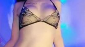 性感火辣脱衣艳舞表演，完美好身材，抖奶电臀无线诱惑，揉捏坚挺的骚奶子精彩刺激，撅着