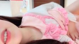 【美女落九川】高颜值20岁，活力美少女，学生制服，卡哇伊内衣，掏出粉嫩大奶子揉捏，拨开内裤双指猛扣骚穴