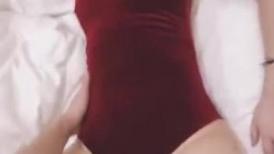 大叔与萝莉的爱情故事。丝滑的睡衣，可香了，无套肏得萝莉哇哇叫！