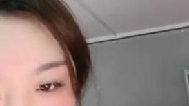 肉嘟嘟的可爱美少妇，丰满大奶粉红如初，撅起屁股特写粉穴，两个大灯十足诱惑
