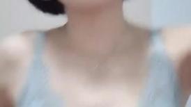 相貌清纯的新人贫乳妹子，模特身材黑丝大长腿，全裸自慰，月经来了带个避孕套插穴，流了很多血