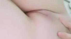 清纯长相，爆乳D罩杯，一线天粉穴，掏出大奶揉捏，手指洞口磨蹭，翘起大屁股