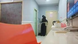 猥瑣大叔星級酒店開房現場直播高價約了個良家饑渴美少婦啪啪 一起鴛鴦浴互舔調情床上騎乘69後入幹得直叫求饒 國語對白