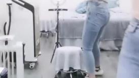笑起来很甜的妹子，身材不错全裸自慰，撅起屁股展现一线天，特写漂亮的经典户型蝴蝶逼