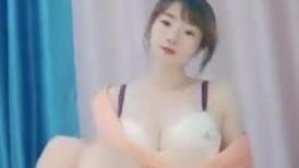 马尾辫少妇白皙大奶，脱掉胸罩两个黑葡萄，肉肉的白虎穴，多角度展示蝴蝶逼