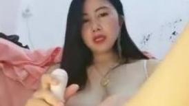 眉心有颗痣的韵味美少妇，美胸丰满乳晕很粉，道具自慰騒穴不停在阴道口摩擦表情呻吟太销魂享受