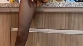 【腰以下多是腿】19极品模特，美腿高跟鞋，身材一级棒，坐在台子上自摸，埋头舔屌吸吮，黑丝足交边自摸小穴，浪叫呻吟