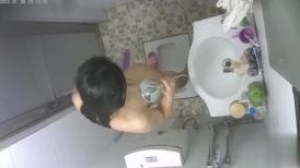 放寒假去舅妈家玩在浴室偷装监控偷拍17岁的表妹洗澡奶子貌似刚发育腋下长了不少黑毛