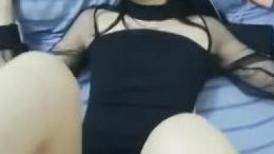 给表妹小阴道按完摩，再给她打针，叫床声响亮，骚死了这呻吟！